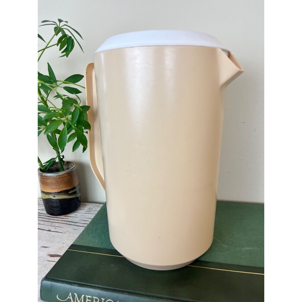 Vintage Rubbermaid Beige Almond With White Lid Pitcher 1 Gallon / Retro Home - Picture 3 of 9